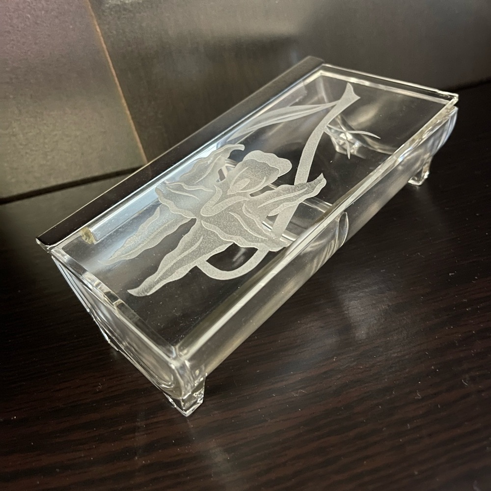 DOROTHY THORPE. Colorless clear glass.